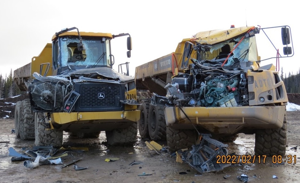 Deux camions de chantier jaunes sont écrasés et lourdement endommagés sur le site de Coastal GasLink après l’attaque du 17 février 2022. Photo : Coastal GasLink.