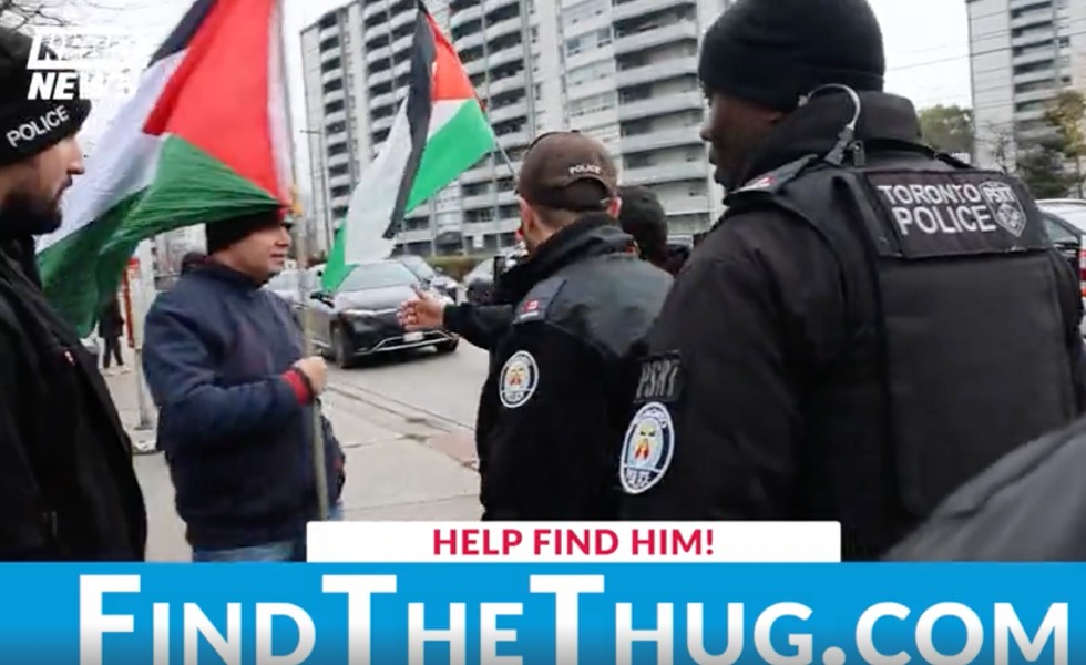 Alexa Lavoie se trouve au milieu de policiers et de manifestants pendant la confrontation à Toronto; la capture du reportage affiche l’appel « FindTheThug.com ». Source : Rebel News.