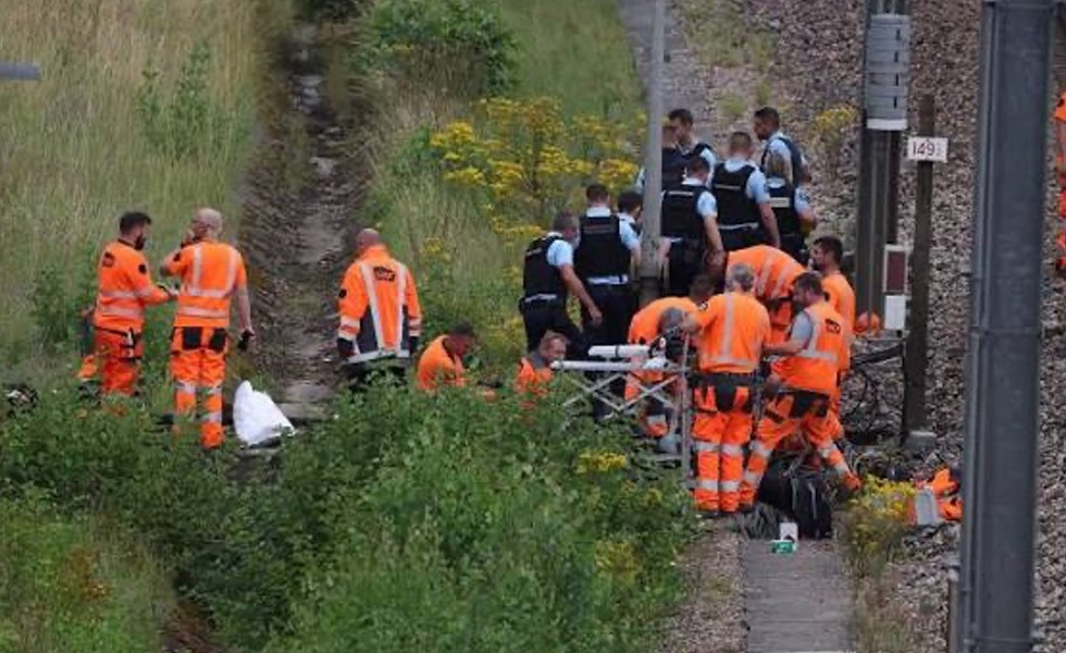 Des agents de la SNCF et des enquêteurs inspectent une portion de voie ferrée après les actes de sabotage coordonnés contre le réseau TGV, le 26 juillet 2024.