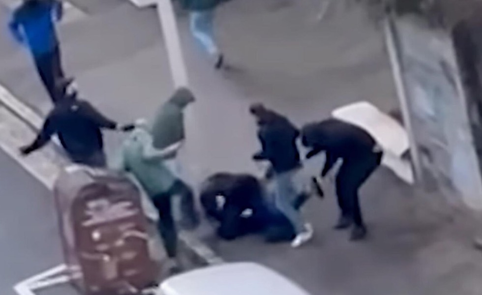 Une capture de vidéosurveillance montre plusieurs personnes entourant et frappant un homme au sol pendant la rixe mortelle survenue à Lyon en février 2026.