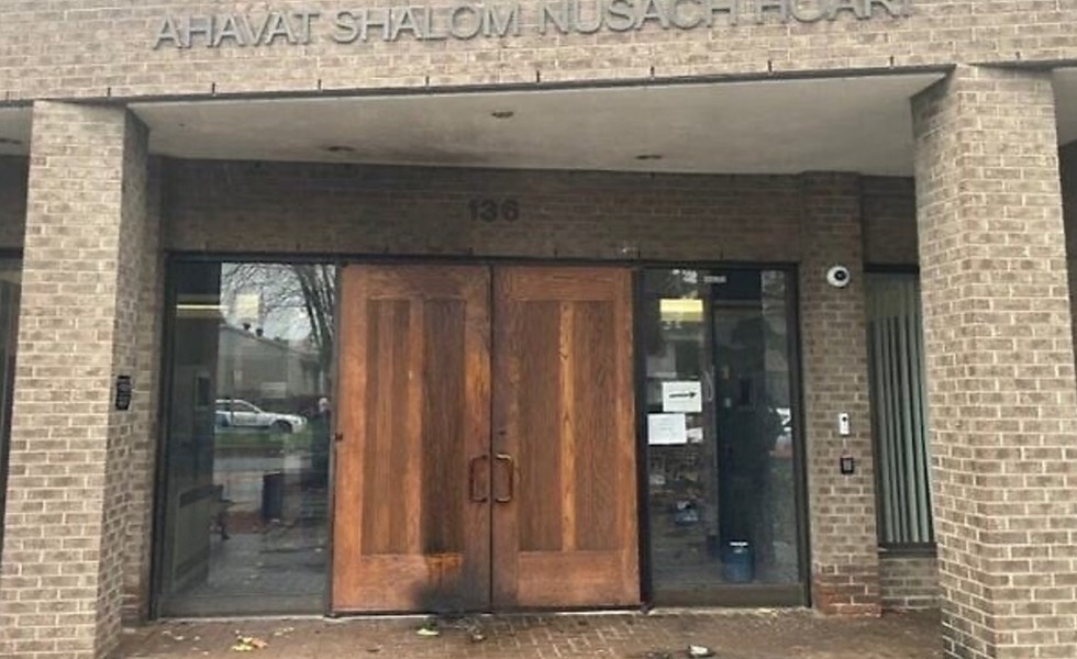 L’entrée de la congrégation Beth Tikvah présente une marque de brûlure au bas d’une porte en bois et des débris sur le sol après l’attaque incendiaire. Photo : B’nai Brith Canada / La Presse canadienne, publiée par CityNews et la Jewish Telegraphic Agency.