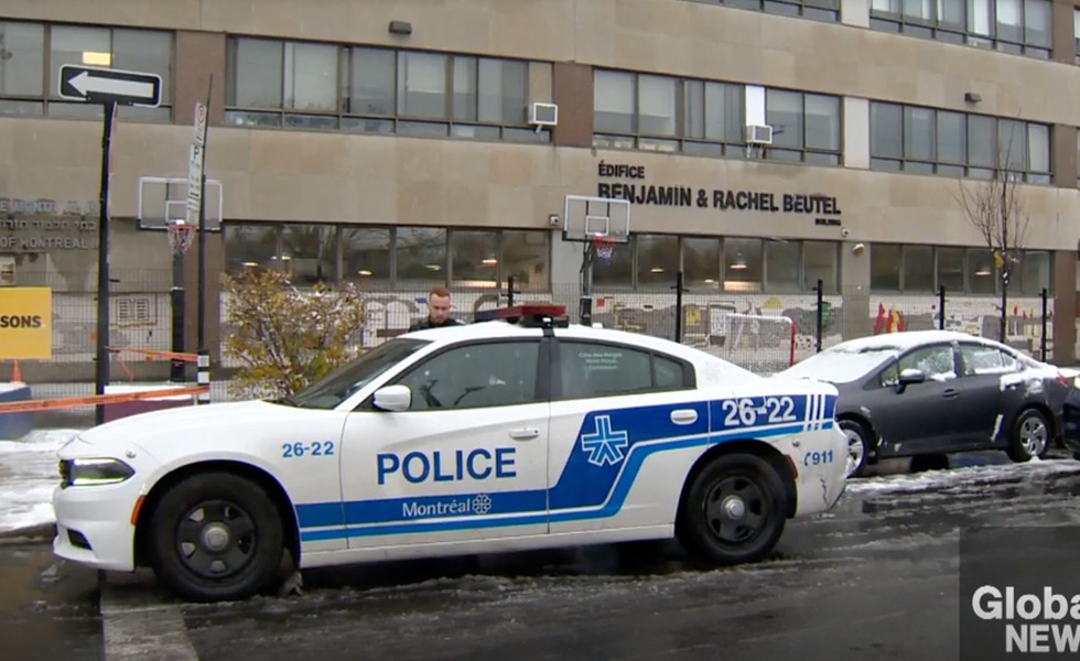 Une voiture du SPVM est stationnée devant le pavillon Hall de l’Université Concordia après les affrontements du 8 novembre 2023. Image tirée d’un reportage de Global News.