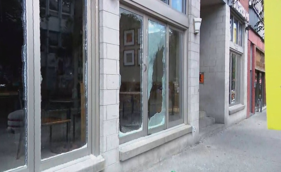 Une vitrine commerciale du Village présente une large fissure et des dommages visibles après la manifestation de Rad Pride du 10 août 2024. Photo publiée dans la couverture de TVA Nouvelles / Agence QMI.