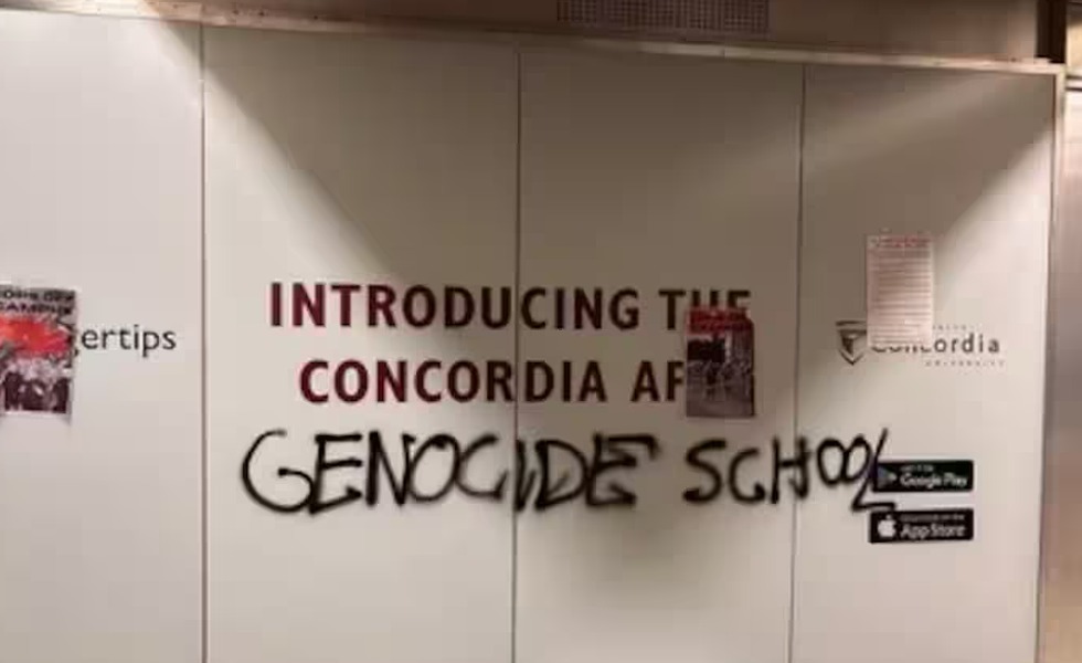 Des panneaux clairs près de la station Guy-Concordia sont couverts de graffitis noirs, dont l’inscription « GENOCIDE SCHOOL », après le vandalisme du 25 septembre 2024. Photo publiée par Le Journal de Montréal.