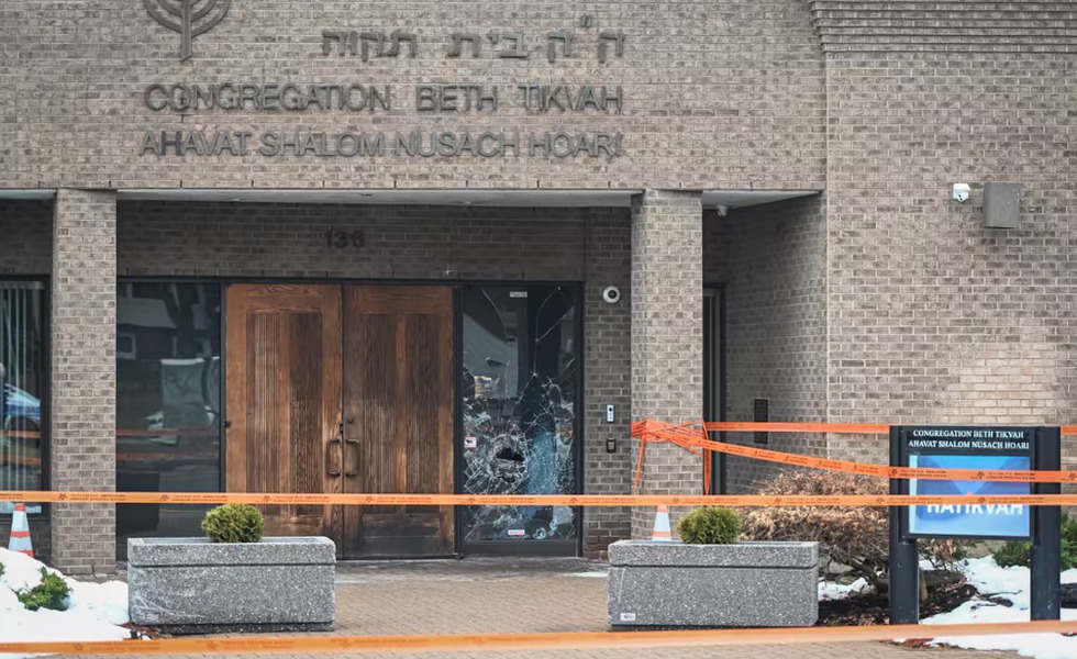 L’entrée enneigée de la congrégation Beth Tikvah est entourée de ruban de sécurité; des dommages et des éclats sont visibles près des portes après l’incendie du 18 décembre 2024. Photo : Maxime Deland / Agence QMI.