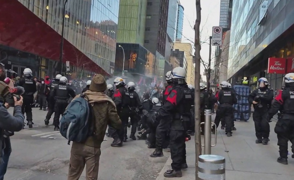 Des policiers forment une ligne dans la rue Sainte-Catherine tandis que des journalistes filment la manifestation; cette photo de contexte ne montre pas les arrestations du 1er mai 2026. Photo : Martin Daigle / CityNews.