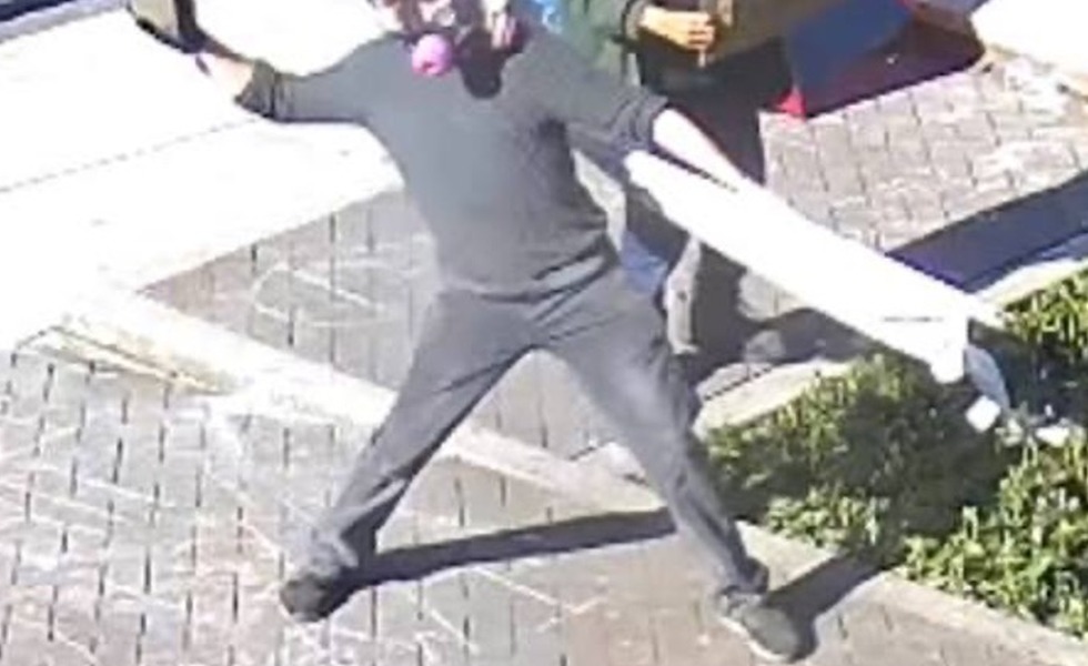 Image de surveillance montrant une personne courant sur l’esplanade du palais de justice fédéral de Portland au moment du lancer d’un engin.