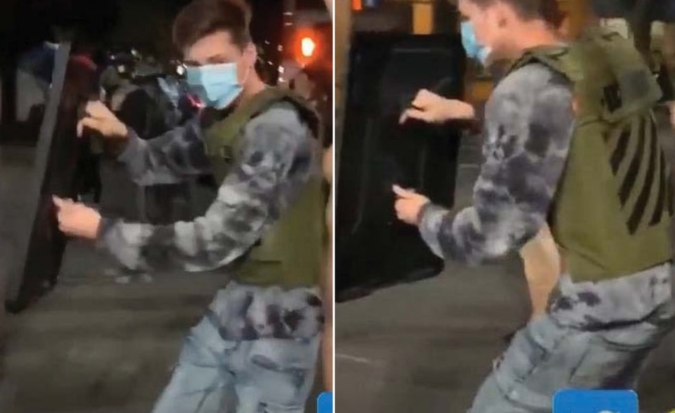 Deux captures vidéo montrent un homme masqué, portant un sac à dos et un gilet sombre, près de l’entrée du palais de justice fédéral Hatfield.