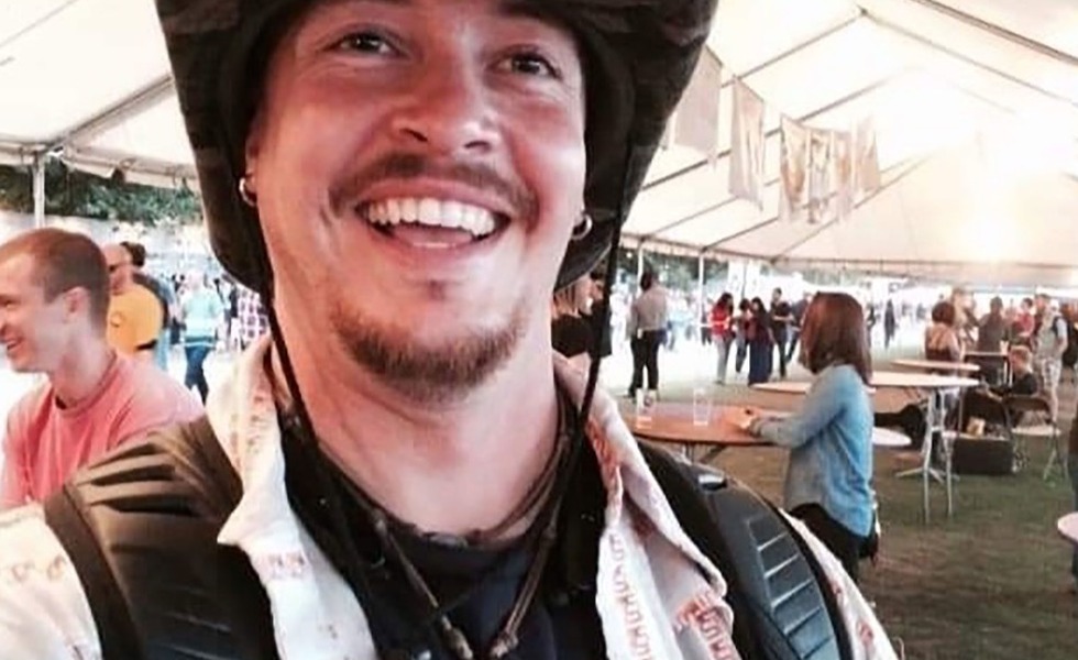Portrait d’Aaron Danielson, photographié avec un chapeau et une chemise claire avant sa mort à Portland.