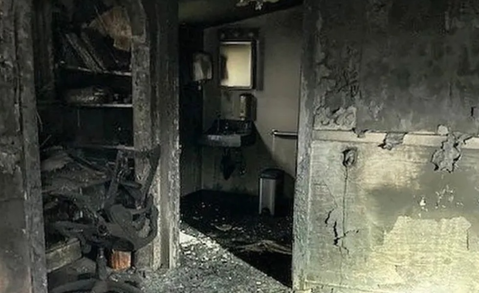 L’intérieur d’un centre de ressources pour femmes enceintes est entièrement noirci et dévasté par l’incendie.