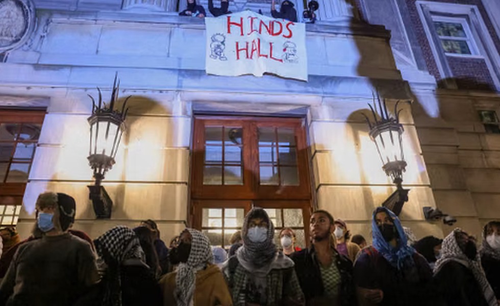 Des manifestants se rassemblent devant Hamilton Hall à l’Université Columbia, sous une bannière rebaptisant le bâtiment « Hind’s Hall ».