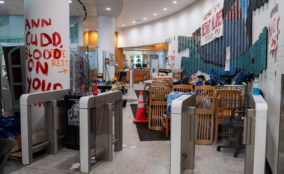 L’intérieur d’une bibliothèque de Portland State est barricadé avec du mobilier et couvert de graffitis et d’affiches militantes.