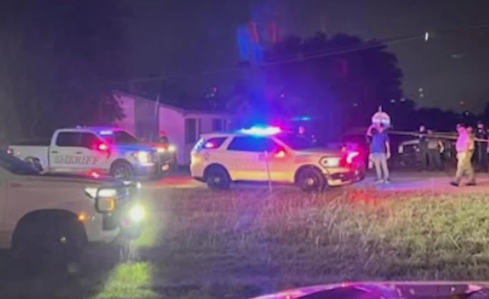 Des véhicules des forces de l’ordre et des agents sont déployés de nuit près du centre de détention de Prairieland.